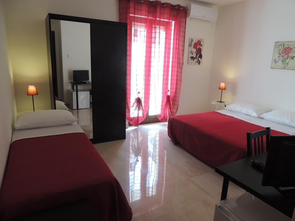 Domus Taranto Unica Sede Hotel Room photo